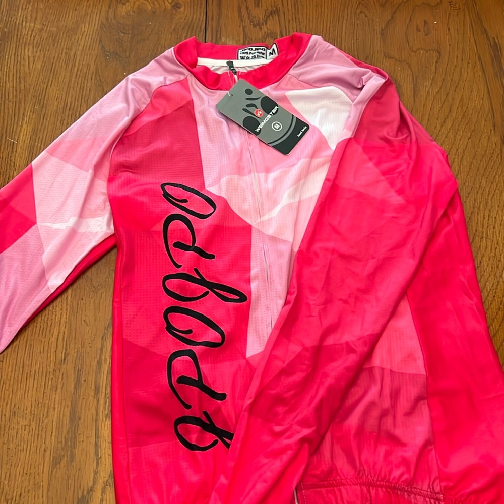 Weimostar cycling jacket zip up in the front has pocket on the back. Never worn